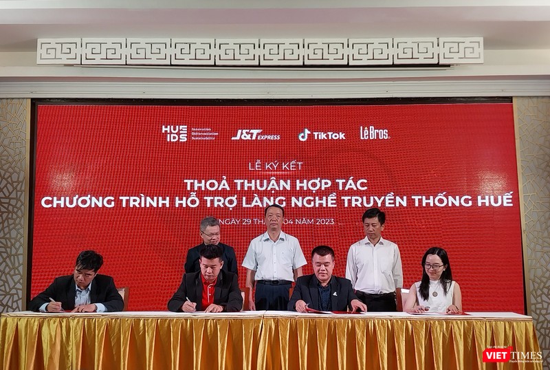 Lễ ký kết liên minh hợp tác giữa các đơn vị nhằm hỗ trợ các doanh nghiệp chuyên về sản phẩm thủ công truyền thống phát triển kinh doanh online