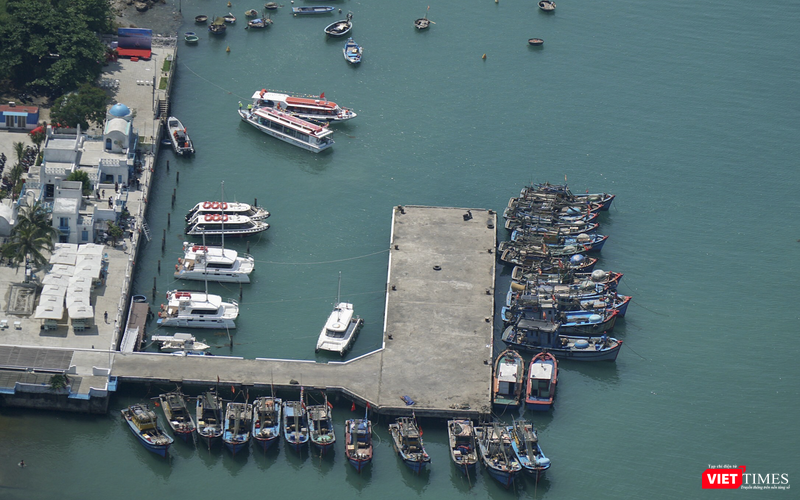 Tàu du lịch cập bến CT15