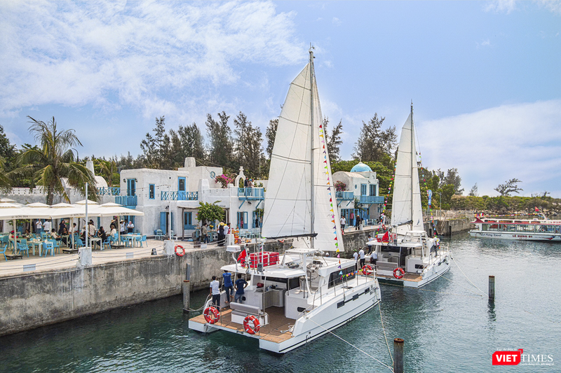 Phương tiện phục vụ gồm 3 cano loại 36 chỗ ngồi, trong tháng 5/2023, đơn vị khai thác sẽ đưa thêm 2 du thuyền và 2 cano vào phục vụ người dân và du khách