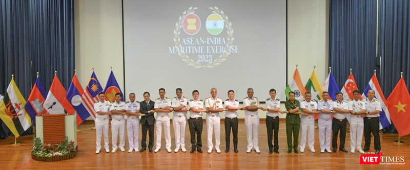 Đại diện hải quân các quốc gia thành viên của ASEAN và Ấn Độ chụp ảnh lưu niệm nhân sự kiện diễn tập Hàng hải ASEAN-Ấn Độ (AIME) 2023 (ảnh ĐSQ)