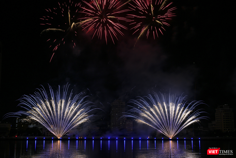 Pha trình diễn pháo hoa của đội Úc tại đêm trình diễn thứ 3 của lễ hội pháo hoa quốc tế Đà Nẵng 2023 (DIFF2023)