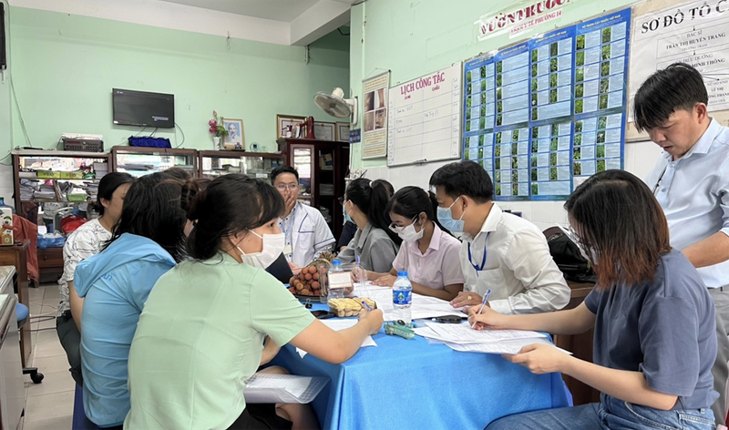 tay chan mieng copy.png