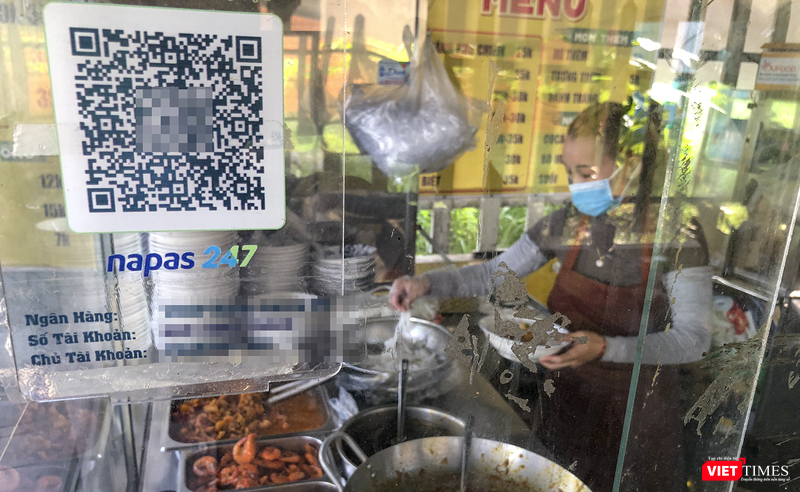 Một hàng ăn ở Đà Nẵng sử dụng phương thức thanh toán không dùng tiền mặt