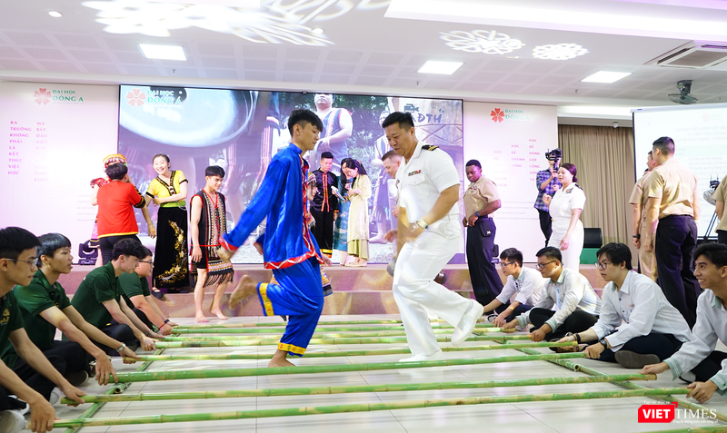 vt_ giao luu uss ronald reagan 16.png