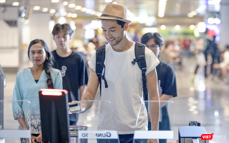 Du khách làm thủ tục checkin tự động tại sân bay Đà Nẵng