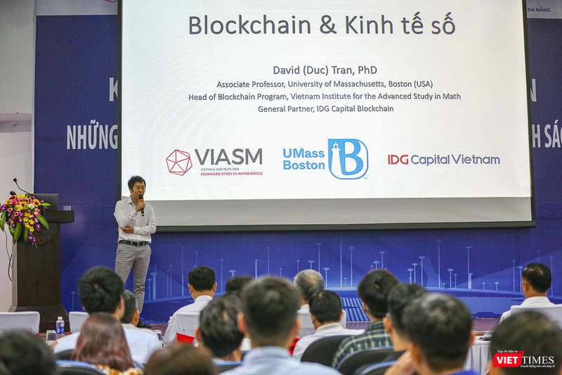 GS.David (Đức) Trần – Đại học Massachusetts (Mỹ) trình bày bài giảng mang chủ đề "Blockchain và kinh tế số"