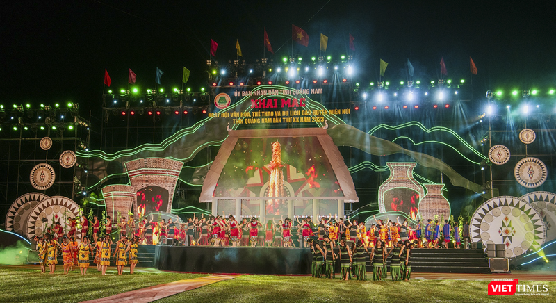 Quang cảnh đêm khai mạc Ngày hội Văn hóa Thể thao và Du lịch các huyện miền núi Quảng Nam lần thứ XX diễn ra tối ngày 17/8