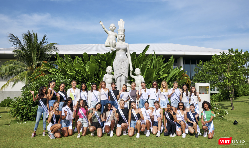 Thí sinh cuộc thi Hoa hậu Hoàn vũ Australia 2023 chụp ảnh lưu niệm tại khu nghỉ dưỡng Furama (Đà Nẵng)