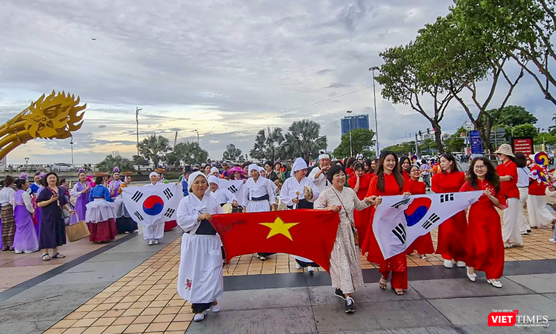 Chương trình biểu diễn nghệ thuật của các nghệ sĩ tại Lễ hội Việt Nam – Hàn Quốc thành phố Đà Nẵng năm 2024.