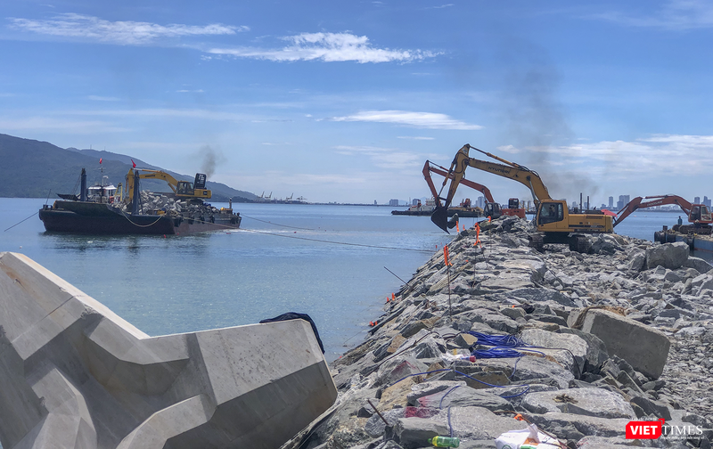 Tính đến cuối tháng 9/2024, dự án xây dựng cơ sở hạ tầng dùng chung khu bến cảng Liên Chiểu đã thi công đạt hơn 72% khối lượng