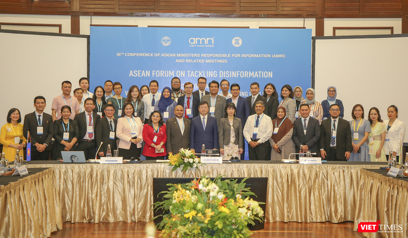 Các đại biểu tham dự Diễn đàn khu vực ASEAN về ứng phó và xử lý tin sai sự thật trên không gian mạng chụp ảnh lưu niệm