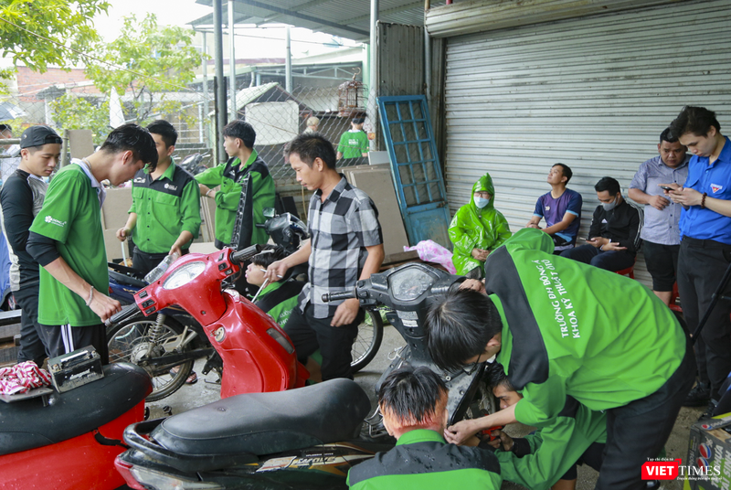 vt_sinh vien da nang sua xe mien phi 7.png
