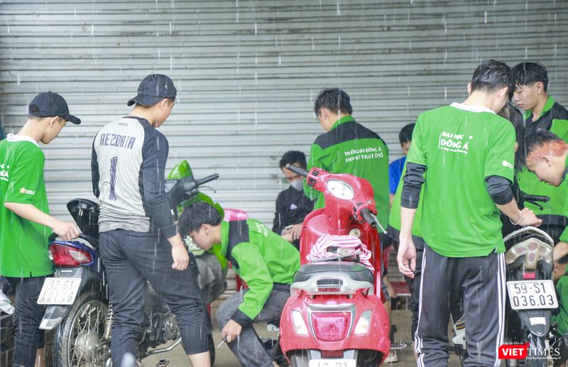 vt_sinh vien da nang sua xe mien phi 9.png