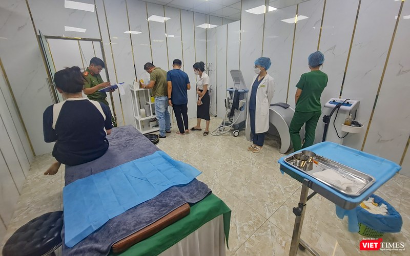 Cơ quan Công an quận Thanh Khê (Đà Nẵng) đang kiểm tra cơ sở Thẩm mỹ ID Korea Đà Nẵng (ảnh CACC)