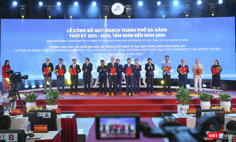 Lãnh đạo TP Đà Nẵng trao giấy chứng nhận đầu tư cho các doanh nghiệp tại lễ công bố Quy hoạch TP Đà Nẵng thời kỳ 2021-2030, tầm nhìn 2050.