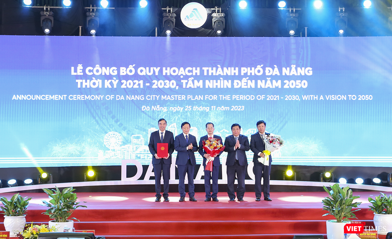 Phó Thủ tướng Trần Hồng Hà trao quyết định phê duyệt Quy hoạch TP Đà Nẵng thời kỳ 2021-2030, tầm nhìn đến năm 2050.