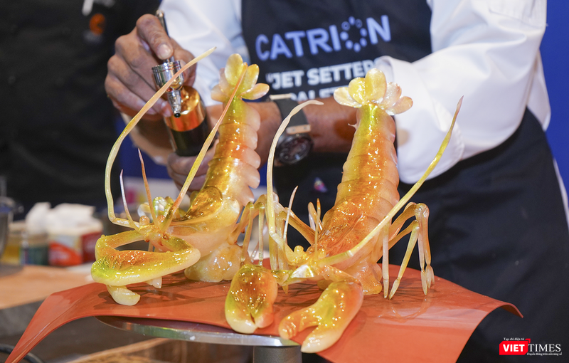 Đầu bếp Master Chef Dimuthu đã chế tác ra những chú tôm càng xanh tuyệt đẹp từ đường