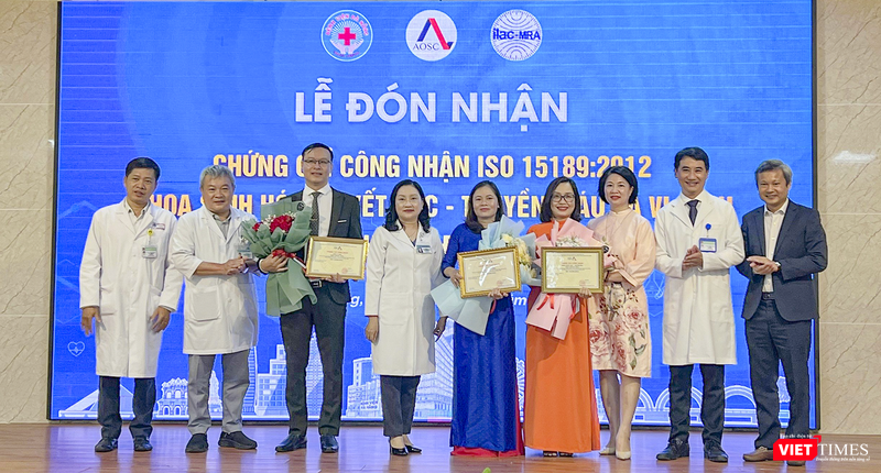 Đại diện Văn Phòng Công nhận năng lực đánh giá sự phù hợp về tiêu chuẩn chất lượng (AOSC) đã trao Chứng chỉ ISO 15189:2012 cho 3 khoa Sinh hóa, Huyết học - truyền máu, Vi sinh của Bệnh viện Đà Nẵng.