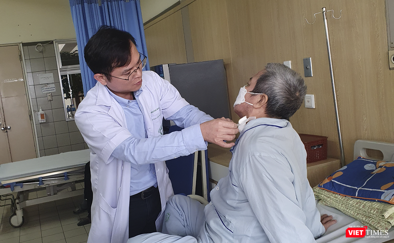 TS.BS Ngô Gia Khánh - Trưởng Khoa Phẫu thuật Lồng ngực và Mạch máu, Bệnh viện Bạch Mai thăm khám cho bệnh nhân sau phẫu thuật