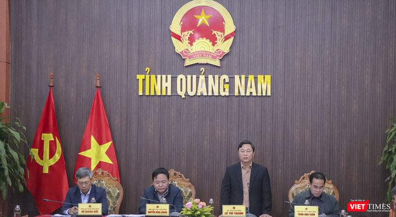 Ông Lê Trí Thanh - Chủ tịch UBND tỉnh Quảng Nam và các Phó Chủ tịch UBND tỉnh chủ trì họp báo về tình hình kinh tế - xã hội của tỉnh 