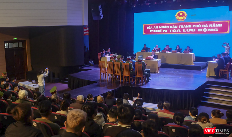 Quang cảnh phiên toà xét xử vụ án cướp Ngân hàng BIDV ở Đà Nẵng 