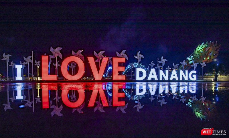 Mô hình checkin tại công viên phía Tây cầu Rồng (Đà Nẵng) (Ảnh Minh Tú)