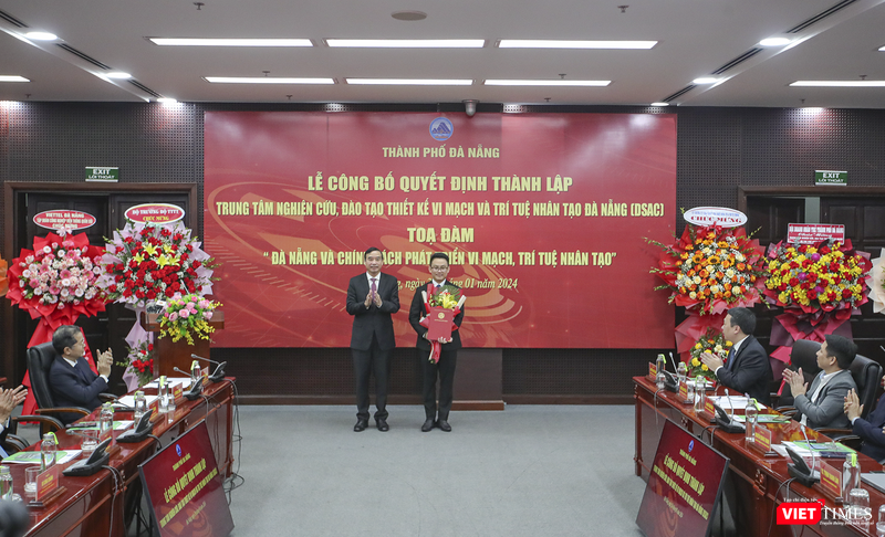 ông Lê Trung Chinh - Chủ tịch UBND TP Đà Nẵng trao quyết định thành lập DSAC và bổ nhiệm Giám đốc DSAC cho ông Lê Hoàng Phúc.