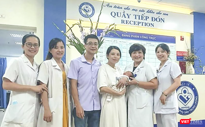 Gia đình bệnh nhân ở Hà Nam tri ân BS Đào Hoa và kíp mổ khi sản phụ bị vỡ tử cung ở tuần thai 26, các bác sĩ đã khâu bảo tồn tử cung và nuôi thai đến tuần thứ 38 (năm 2022)