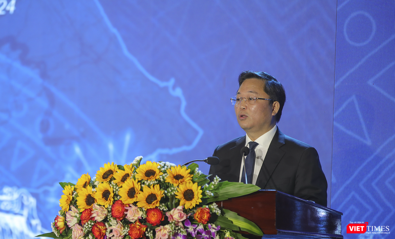 Chủ tịch UBND tỉnh Lê Trí Thanh báo cáo tóm tắt Quy hoạch tỉnh Quảng Nam.