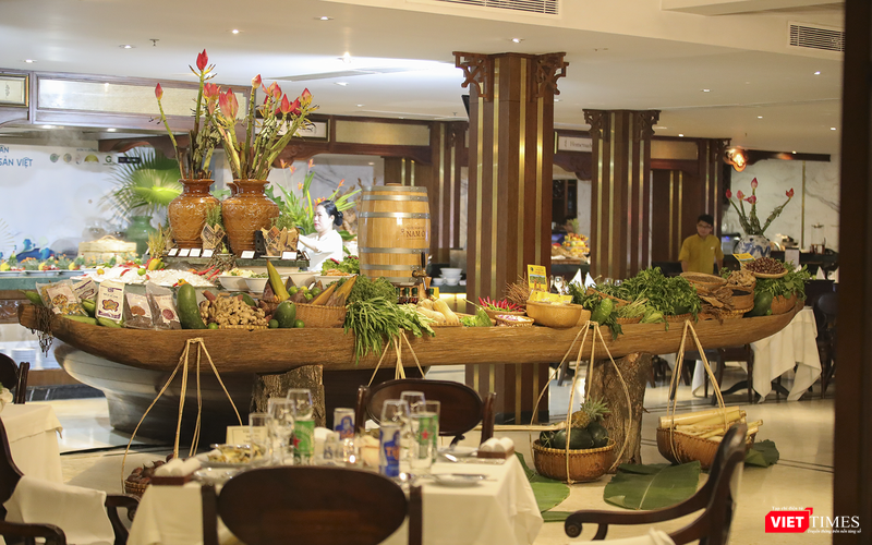 Bên cạnh đêm trình diễn văn hoá ẩm thực, Ban tổ chức đã dành riêng khu vực trưng bày nông sản miền Trung từ xã Tr’hy, Tây Giang, Quảng Nam; nông sản vùng huyện A Lưới, Thừa Thiên Huế; xã Hòa Bắc, huyện Hoà Vang và làng nước mắm Nam Ô, quận Liên Chiểu TP Đà Nẵng.
