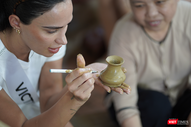 Thí sinh Hoa hậu hoàn vũ Úc trải nghiệm làm gốm, quảng bá du lịch Hội An