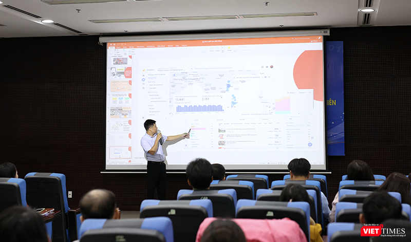 Sáng ngày 10/6, Sở TT&TT Đà Nẵng tổ chức tập huấn kỹ năng chuyển đổi số cho các cơ quan báo chí và Hướng dẫn sử dụng VnEID, các tiện ích số khác cho thanh niên.