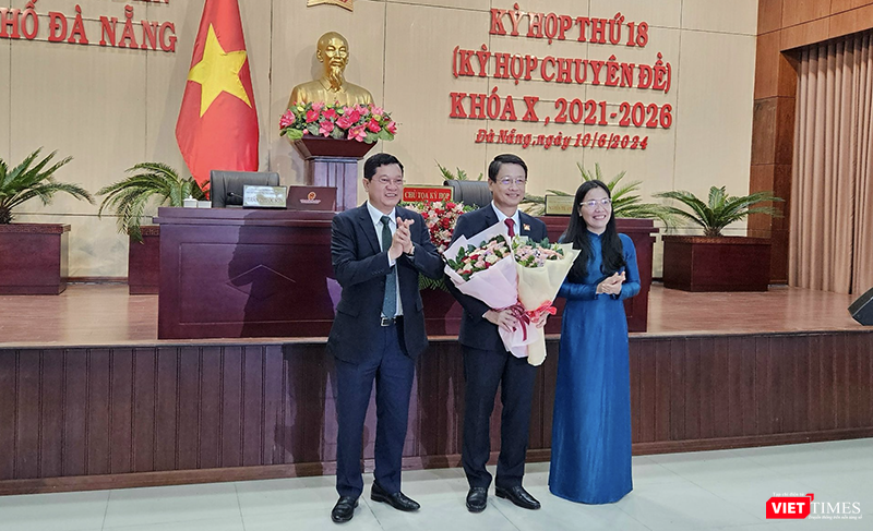 Ông Ngô Xuân Thắng (đứng giữa), Chủ tịch Ủy ban MTTQVN TP Đà Nẵng được HĐND TP Đà Nẵng bầu giữ chức Chủ tịch HĐND TP.