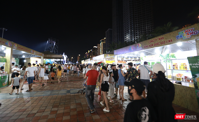 Các gian hàng giới thiệu sản phẩm, ẩm thực