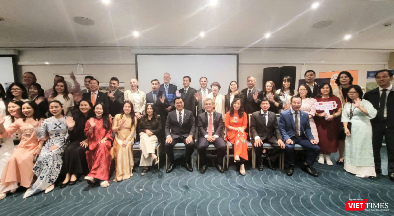 Đoàn công tác do Phó Chủ tịch Thường trực HĐND TP Đà Nẵng Trần Phước Sơn làm trưởng đoàn cùng các đối tác tại Hội thảo Xúc tiến đầu tư và Du lịch Đà Nẵng tại Sydney