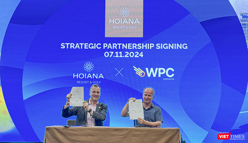 Ông Jan David (bìa phải), người sáng lập tổ chức Pickleball Global và Giải vô địch Pickleball thế giới cùng đại diện Hoiana Resort & Golf ký thoả thuận tổ chức giải đấu Pickleball quốc tế tại Quảng Nam vào Quý I/2025.