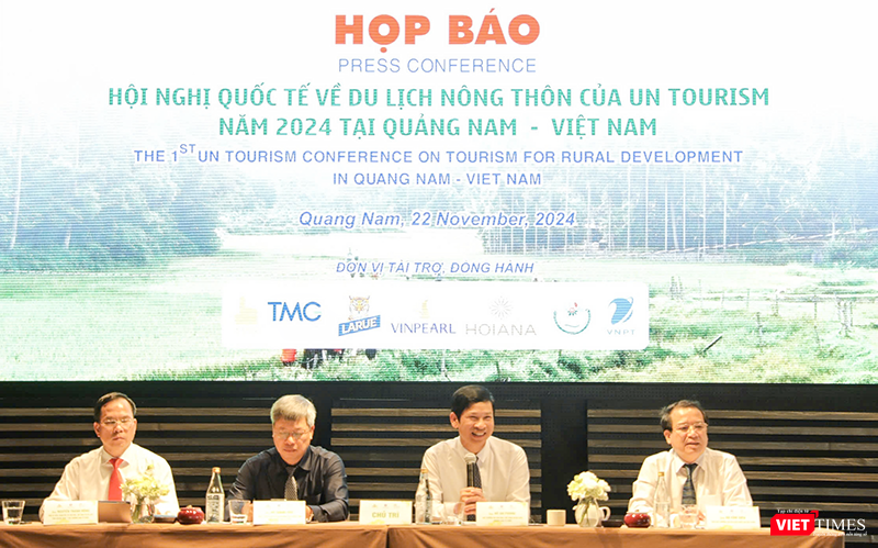 Ban tổ chức trả lời hỏi đáp tại buổi họp báo