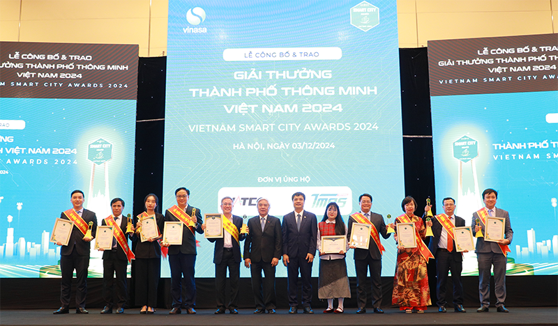 Đại diện các tỉnh thành nhận giải thưởng Thành phố thông minh 2024