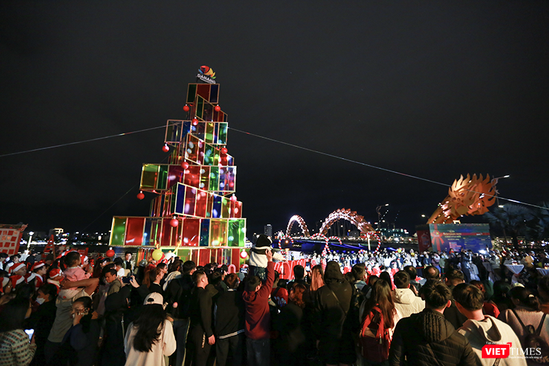 Lễ hội thắp sáng cây thông Giáng sinh tại bờ Tây cầu Rồng thu hút du khách đến với Đà Nẵng.