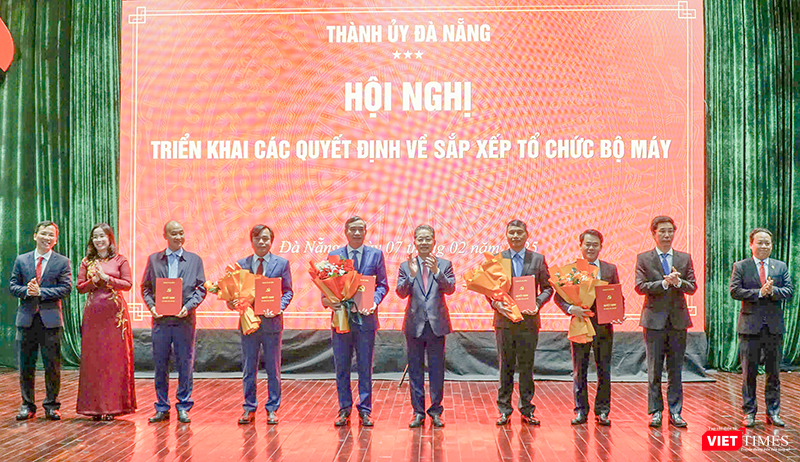 Ông Nguyễn Văn Quảng (thứ 5 từ phải sang), Bí thư Thành ủy Đà Nẵng trao quyết định cho ông Lê Trung Chinh (thứ 5 từ trái sang) và các cá nhân tại hội nghị.