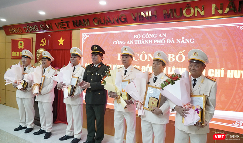 Thiếu tướng Vũ Xuân Viên, Giám đốc Công an TP Đà Nẵng trao quyết định nghỉ hưu trước tuổi cho lãnh đạo cấp phòng thuộc Công an TP Đà Nẵng.