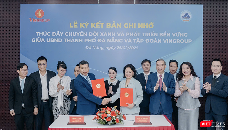 Ông Hồ Kỳ Minh, Phó chủ tịch Thường trực UBND TP Đà Nẵng và bà Lê Thị Thu Thuỷ, Phó chủ tịch Tập đoàn Vingroup trao biên bản ghi nhớ lại lế ký kết.