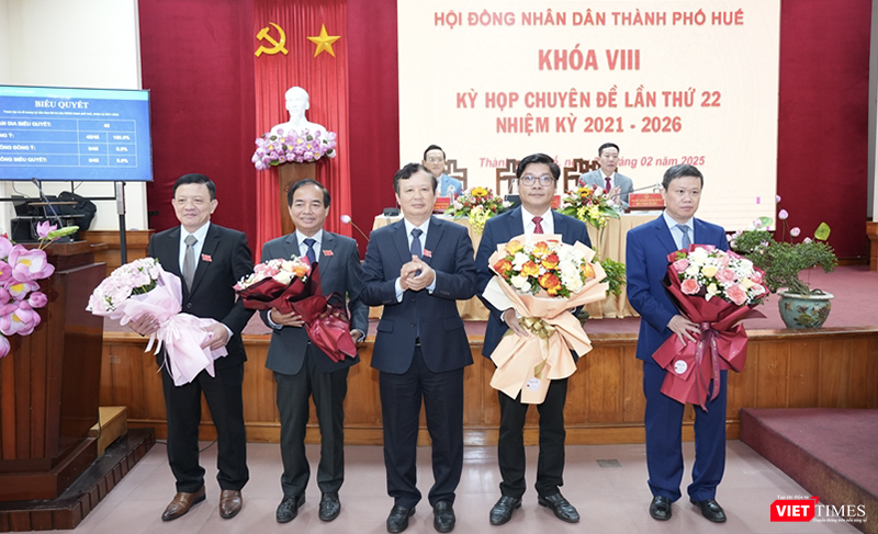 Ông Nguyễn Chí Tài (thứ hai từ phải sang) vừa được bầu giữ chức Phó Chủ tịch UBND TP Huế.