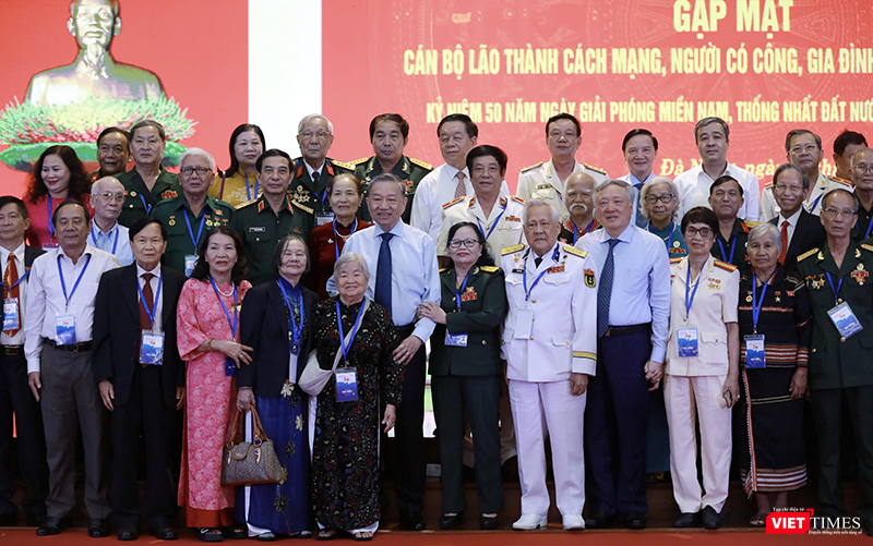 Tổng Bí thư Tô Lâm chụp ảnh lưu niệm cùng các cán bộ lão thành, gia đình có công khu vực miền Trung-Tây Nguyên.