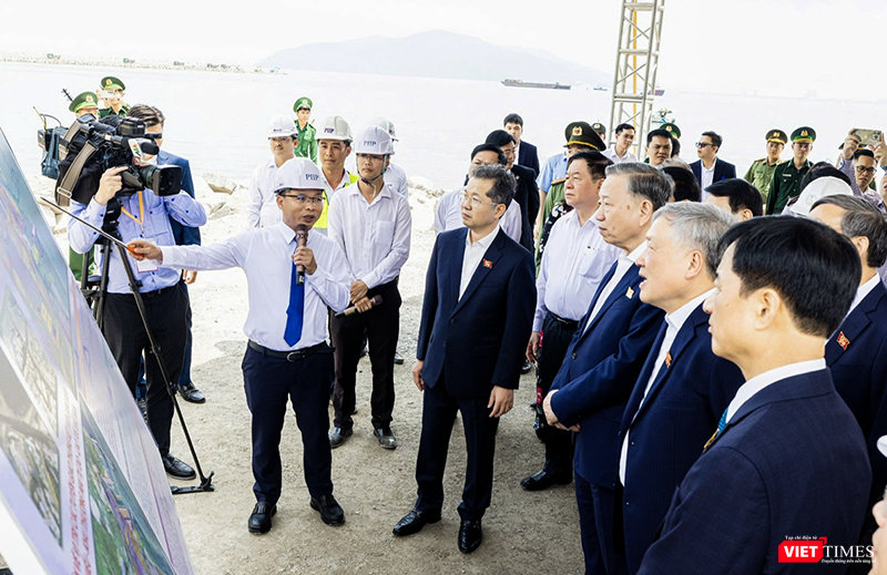 Tổng Bí thư Tô Lâm và đoàn công tác thị sát, kiểm tra dự án đầu tư, xây dựng Bến cảng Liên Chiểu.