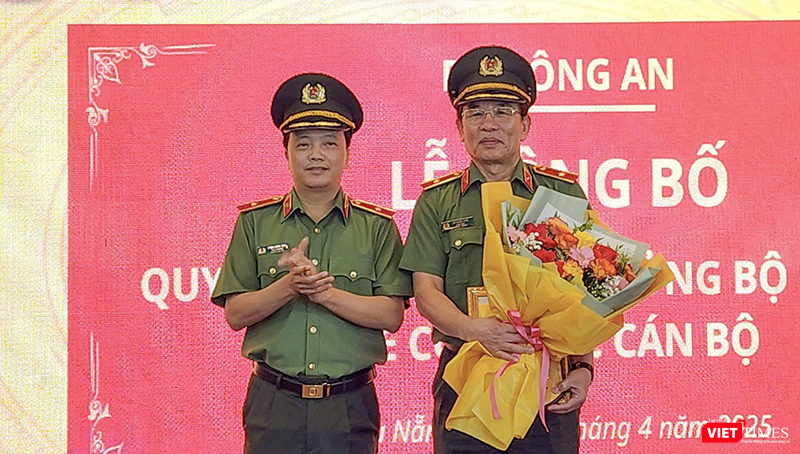 Thiếu tướng Trần Hồng Đức, Thứ trưởng Bộ Công an tặng hoa cho Thiếu tướng Vũ Xuân Viên, Giám đốc Công an TP Đà Nẵng tại buổi công bố quyết định nghỉ hưu.