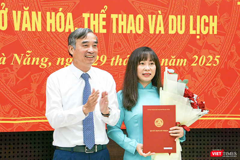 Ông Lê Trung Chinh, Chủ tịch UBND thành phố Đà Nẵng trao quyết định bổ nhiệm cho bà Trương Thị Hồng Hạnh, Giám đốc Sở Du lịch giữ chức Sở Văn hóa - Thể thao và Du lịch TP Đà Nẵng.