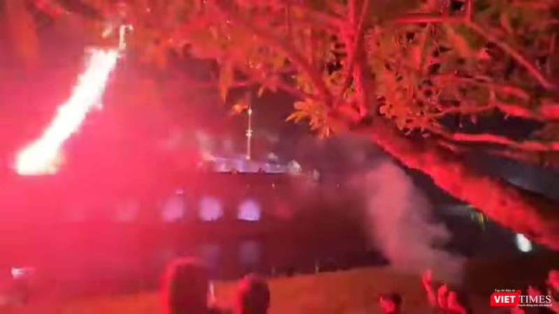 Hoả pháo thần công tại Kỳ đài Huế bắn về phía người xem khiến du khách tháo chạy.