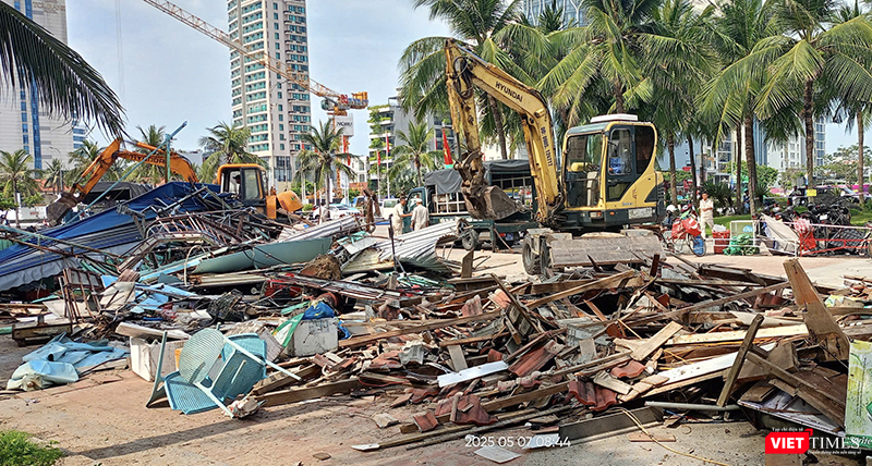 Sau 8 tháng đối thoại không thành, ngày 7/5, UBND quận Sơn Trà (TP Đà Nẵng) đã mạnh tay cưỡng chế các ki ốt ven biển du lịch trên đường Võ Nguyên Giáp.
