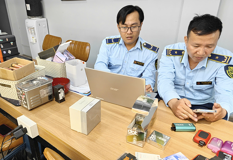 Lực lượng Chi cục Quản lý thị trường Đà Nẵng kiểm tra tại cơ sở kinh doanh bên đường P.C.T (thành phố Đà Nẵng) do ông P.T.C làm chủ. Ảnh QLTT cung cấp.